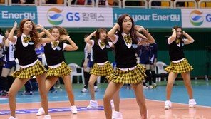[포토] 치어리더, 짧은 교복에 매끈한 각선미… ‘男心 어쩌나’