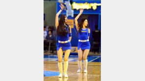 [포토] 치어리더, 짧은 의상에 앞트임?… 보일듯 말듯 ‘경악’