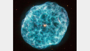 허블이 찍은 굴 성운 NGC 1501, 구름이 감싼 모양 “신비로워”