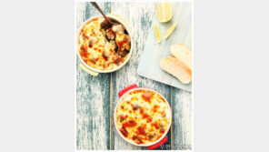 [우먼 동아일보 TV] 손쉽게 뚝딱 ‘미트볼 참나물페스토 그라탱’ 푸드 스타일리스트 김현학이 제안하는 르크루제 타파스 디쉬 요리