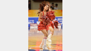 [포토] 치어리더, 얇은 각선미에 격렬한 댄스 ‘눈길’