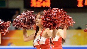 [포토] 치어리더, 화려한 댄스… 분위기↑ ‘후끈후끈’