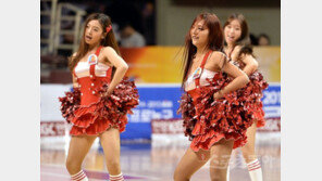 [포토] 치어리더, 짧은 의상에 화려한 공연 ‘치마가 들썩들썩’