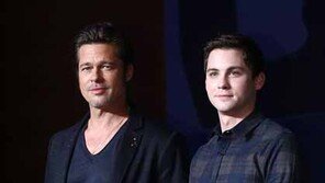 민항기에 가방뿐…브래드 피트는 ‘소탈형’