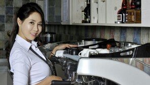 [화보] ‘억대연봉볼륨녀’ 이서현, 바리스타로 변신…‘커피여신’ 론칭