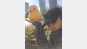 ‘러버덕 전시 종료 인증샷’ 윤하, 손 위에 러버덕을? “깜찍”