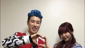 산이-레이나 ‘MMA’ 수상 인증샷, 손으로 하트 모양…‘다정’