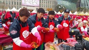 두산 김현수-오현택, 유쾌했던 김장 만들기 현장