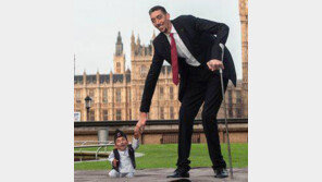 키 197cm 차이… 허리 숙여 악수