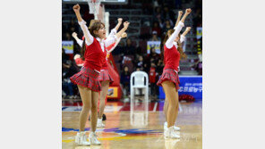 [포토] 치어리더, 두 팔 번쩍에 짧은 치마가… ‘아슬아슬’