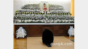 故 김자옥 빈소, 윤소정 조문…“가장 아끼던 후배 가깝게 지냈다”