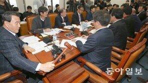 “무상보육 국고지원 안돼” vs “박근혜표 사업 줄이면 돼”