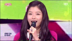 김유정, ‘인기가요’ MC 신고식… 깜찍한 안무+남다른 가창력 ‘눈길’