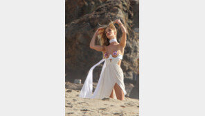 [화보] 로지 헌팅턴, 꽃으로 가린 볼륨 가슴 ‘독특 비키니’