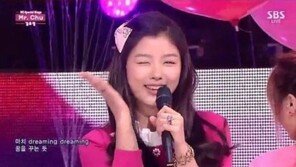 김유정, ‘인기가요’ MC 신고식… ‘미스터 츄’ 무대 완벽소화