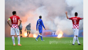 이탈리아 VS 크로아티아, 경기 중 ‘홍염’ 투척으로 일시중단