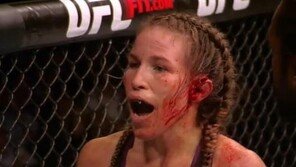 ‘UFC180’ 레슬리 스미스 부상 투혼, 귀가 찢어져도 경기는 계속된다
