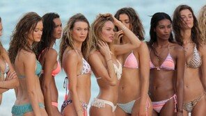 [화보] 해변에 총출동한 빅토리아 시크릿 모델들