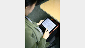 한국 직장인, 스마트폰 보유율 세계 최고… 최하위는 일본?