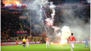 [유로예선] 이탈리아-크로아티아 무승부, 관중 홍염 투척…“코소보 독립 지지?”