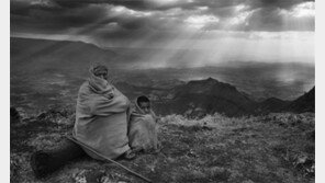 [‘다큐 사진의 거장’ 세바스치앙 살가두 GENESIS展]해발 4200m… 성서시대의 삶 그대로