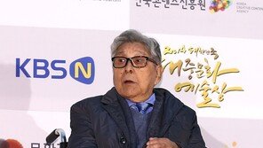 구봉서, 휠체어 타고 송해에게 축하의 꽃다발 건네…“훈훈한 모습”