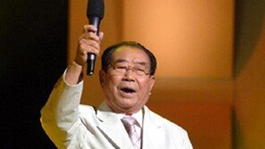 송해 “‘늙은이의 자존심’ 말에 기뻤다” 수상소감…구봉서, 꽃다발 건네 ‘감동’