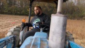 수백억 포기하고 고구마 농사, 전직 NFL 선수의 ‘이색 나눔’