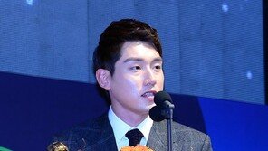 [2014 프로야구 시상식 이모저모] 상복 터진 넥센의 꽃다발 파티 外