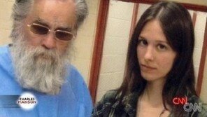 찰스 맨슨 옥중 결혼, 35명 살인범 석방 운동 펼치는 ‘버튼’과