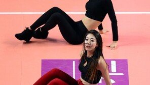 [포토] 치어리더, 바닥에 앉아서 섹시 댄스 ‘깜짝’