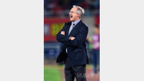 그라운드에 뛰어든 슈틸리케…‘이기는 축구’ 의지 보여줬다