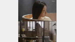 첫방 왕의 얼굴, 조윤희 ‘목욕신’ 눈길…매끈한 살결 노출 ‘청순’