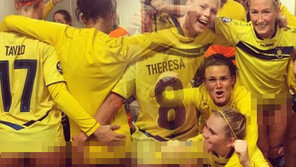 女축구 선수들  엉덩이 노출…‘하의 탈의’ 우승 퍼포먼스