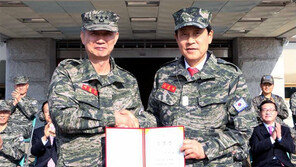 김정태 하나금융회장 “명예 해병 됐어요”