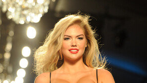 [화보] ‘G컵 모델’ 케이트 업튼 방한… 과거 비키니 몸매 ‘대박’