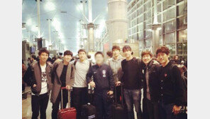 유럽파, 공항서 기념사진…‘손흥민 모델 포스’