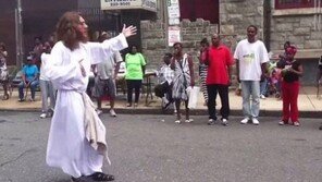 ‘필라델피아 예수’ 팬들에 팁 요구했다가 ‘망신살’… 그런데?