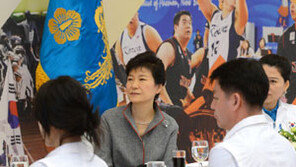 [신동아] ‘박근혜 청와대’에 없는 3가지? 조찬, 만찬, 돌발행동