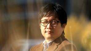 권혁웅 교수 “한 사물을 들어 올리면 세상 전체가 딸려 오죠”