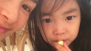 ‘3단 애교’ 이하루, 엄마 강혜정과 함께 ‘시크+깜찍’ 매력 발산