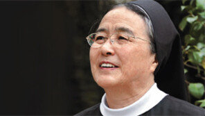 이해인 수녀 “이젠 동백꽃 이모로 불리고 싶어요”