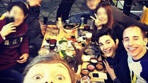 비정상회담 줄리안, ‘엽기 표정’ 회식 인증샷 공개…참석자들 보니?