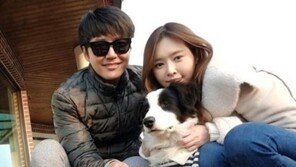 윤상현 메이비 결혼, 커플 사진 공개… 신혼부부 포스