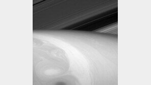 NASA, 토성 거대 구름 공개…크림 녹는 듯 한 모습