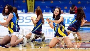 [포토] 치어리더, 무릎 꿇고 쩍벌 댄스… ‘섹시↑’