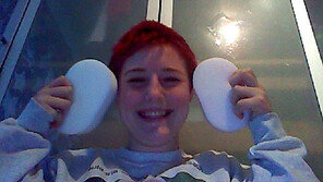 목욕용 ‘스펀지’ 먹는 19세 女 “케이크 먹는 느낌, 너무 좋아”