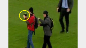 [영상] 경기장 난입 관중, 태연히 캠코더 촬영…호날두도 어리둥절