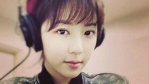 박한별 근황, 어려보이고 싶었나?… 헤어밴드에 헤드셋까지