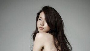 조윤희, 망사스타킹에 등 노출...섹시화보 눈길